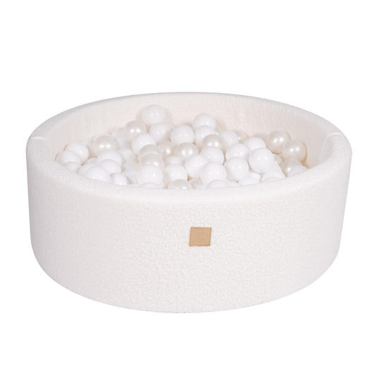 Round bouclé baby ball pit in white with 200 balls